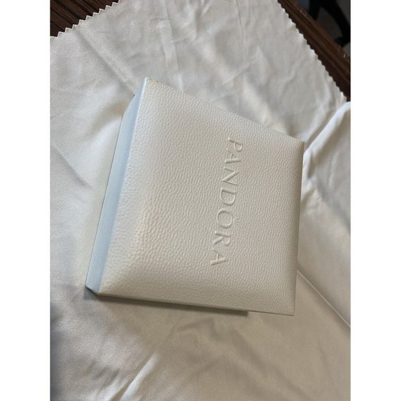 Pandora - Picture 3 of 10